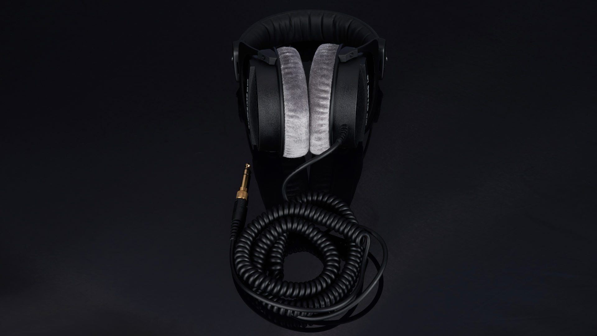 THE LEGENDARY Beyerdynamic DT 990 PRO Headphones 🎧 REVIEWED 