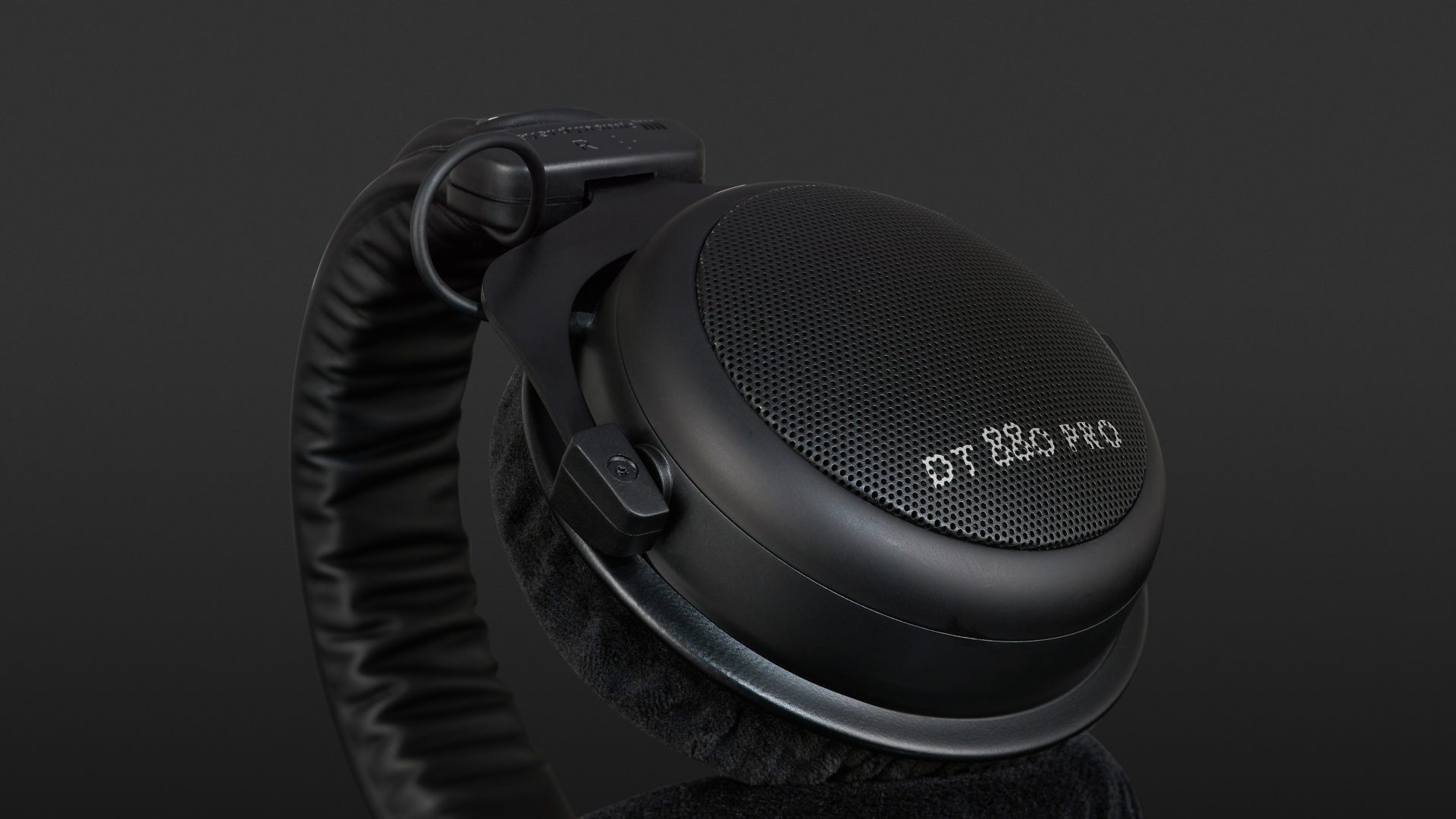 Beyerdynamic DT 880 Pro Black Edition Review | headphonecheck.com