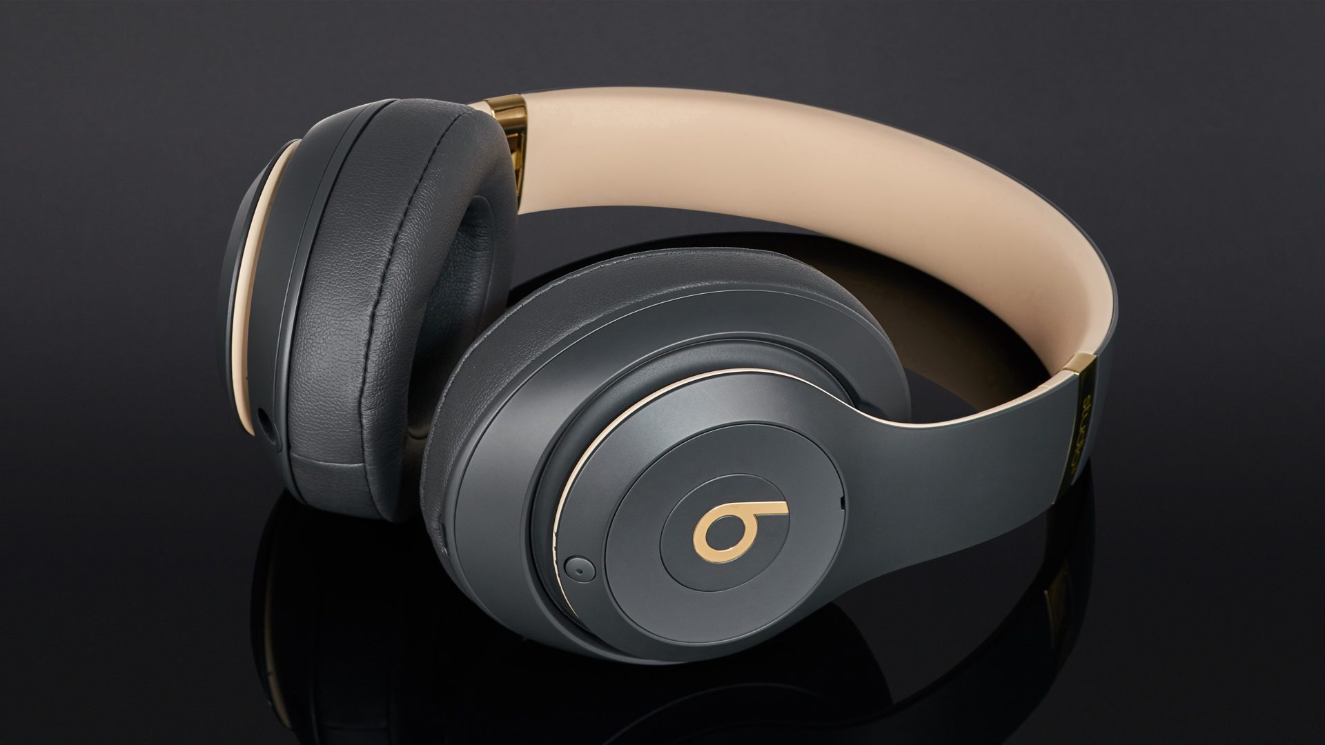 Black and gold discount beats studio 3